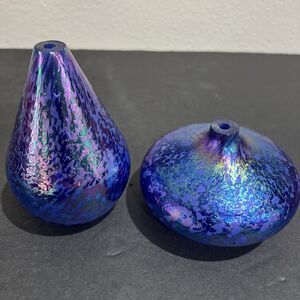 2 VINTAGE HANDBLOWN BLUE IRIDESCENT SMALL ART CRACKLE GLASS BUD VASE